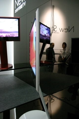 Illustration for article titled Hitachi New Style TV Is Only 0.75-inches Thin, Looks Retro-Amazing